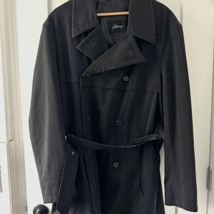 BRIONI MEN'S TRENCH IN CHARCOAL GABERDINE